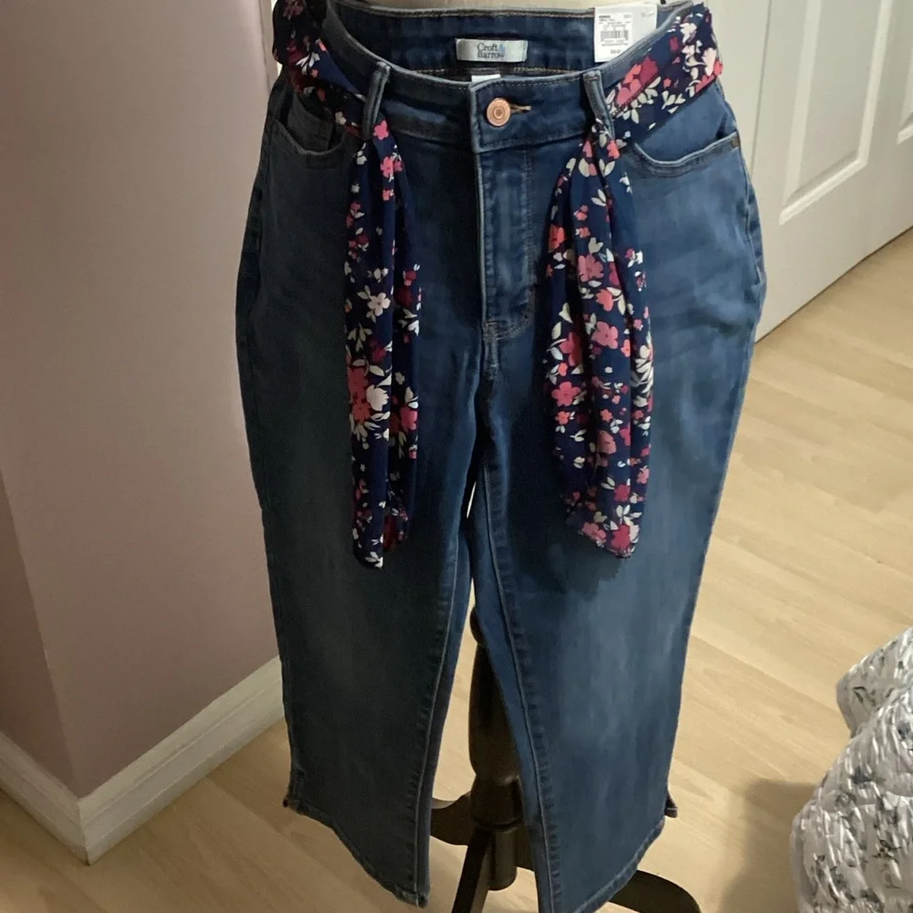 Croft &Barrow Blue Capri Jeans with Floral Belt - Picture 2 of 3